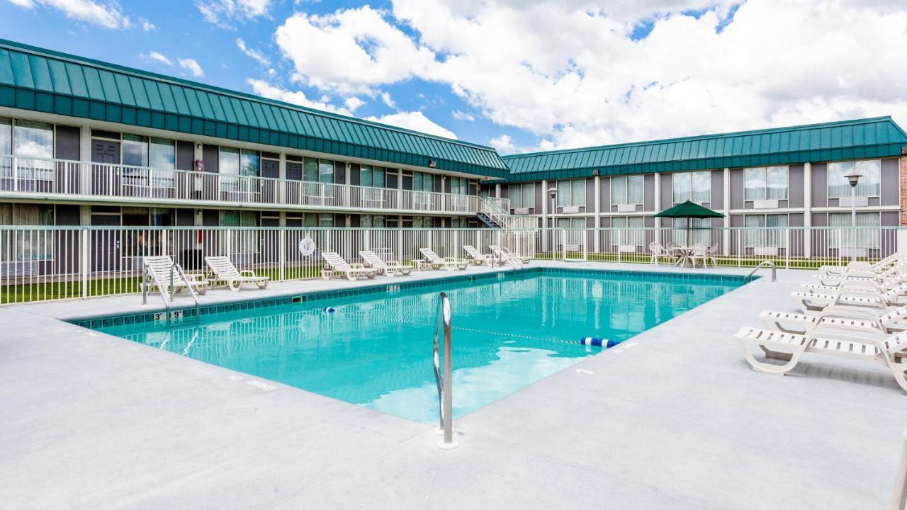 Red Roof Inn & Suites Dekalb Exteriér fotografie