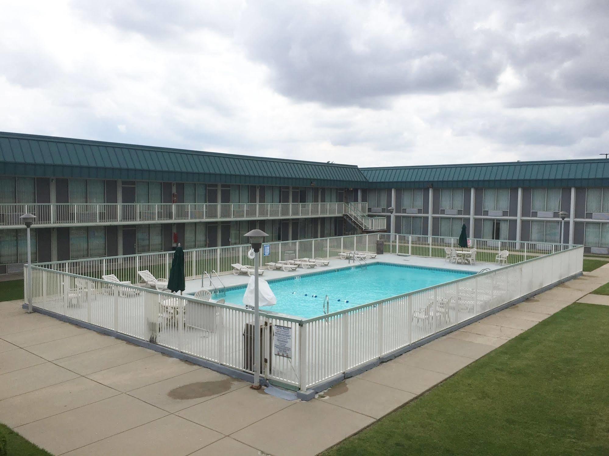 Red Roof Inn & Suites Dekalb Exteriér fotografie